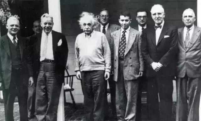 诺依曼（躲在左边阴影里）与爱因斯坦的合照.jpg