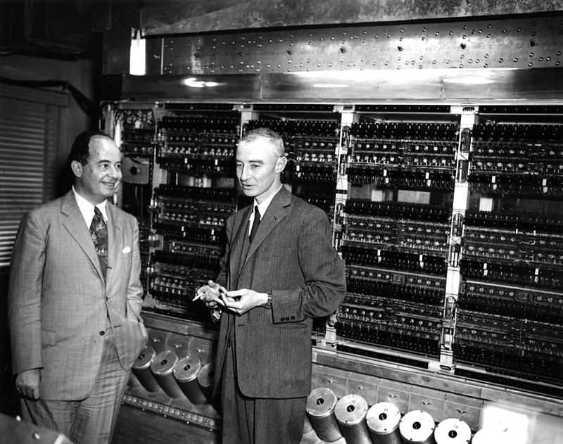 冯·诺依曼和奥本海默在第一台计算机前合影.jpg