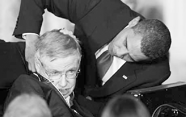 2009年8月12日，奥巴马亲自为霍金佩戴总统自由勋章.jpg
