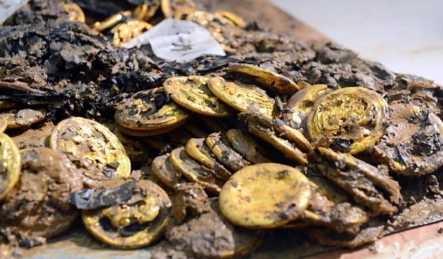 在汉废帝刘贺墓中发现的小金饼，目前共发掘出180余枚.JPEG