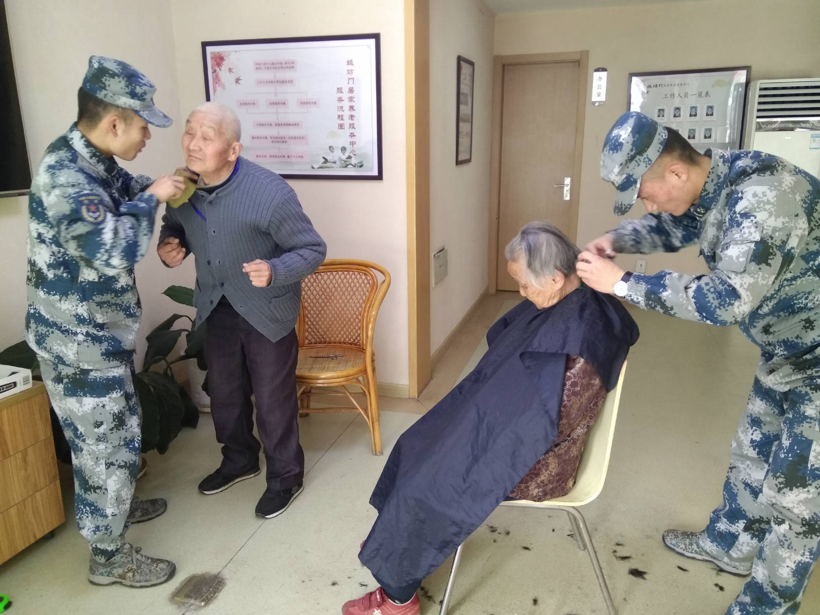 南京军区某部队为社区老人提供理发服务。_meitu_4.jpg