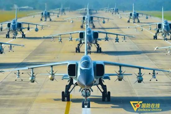 南海舰队航空兵某飞行团“飞豹”大机群在跑道上滑行