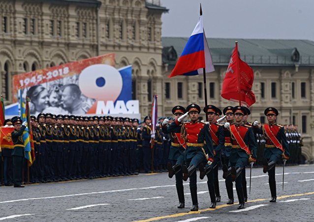 Парадный расчет с копией Знамени Победы, государственным флагом РФ на генеральной репетиции военного парада на Красной площади