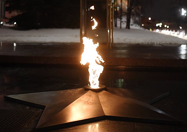 Вечный огонь у Могилы Неизвестного солдата в Александровском саду