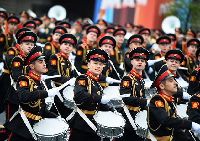Курсанты Московского военно-музыкального училища на генеральной репетиции военного парада на Красной площади