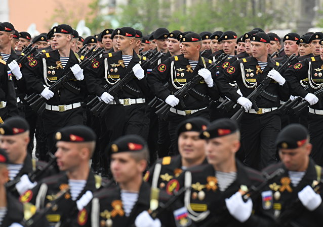 Военнослужащие морской пехоты на генеральной репетиции военного парада на Красной площади