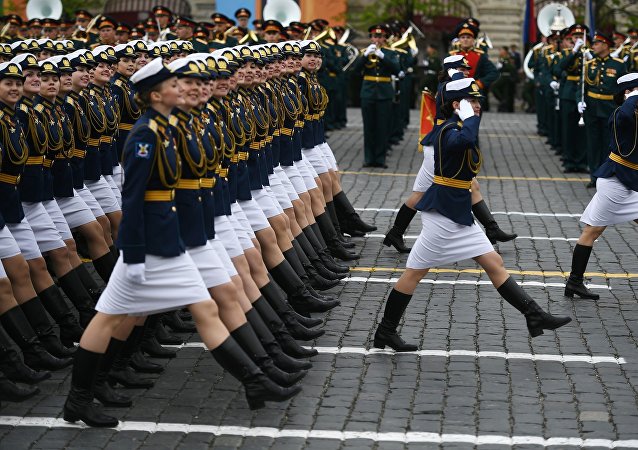 Курсантки Военного университета министерства обороны РФ на генеральной репетиции военного парада на Красной площади