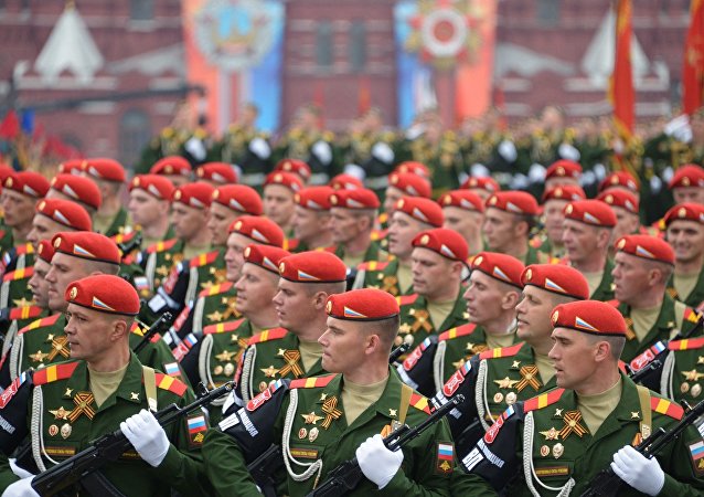 Парадный расчет военной полиции на генеральной репетиции военного парада на Красной площади