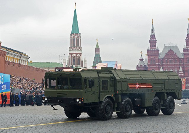 Оперативно-тактический ракетный комплекс (ОТРК) Искандер-М на генеральной репетиции военного парада на Красной площади