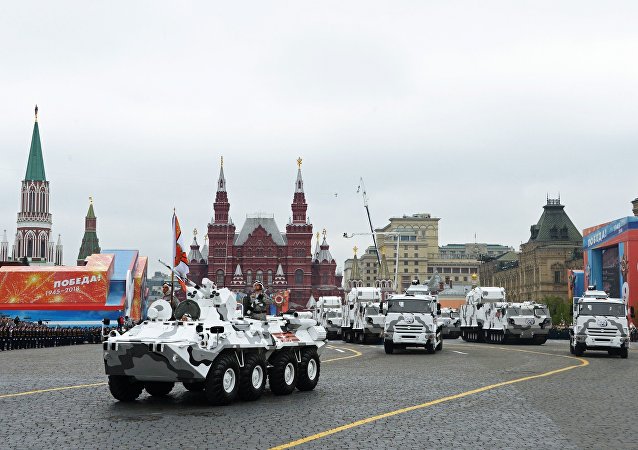 Бронетранспортер БТР-82А (слева) и арктический комплекс ПВО Тор-М2ДТ на базе вездехода ДТ-30 на генеральной репетиции военного парада на Красной площади