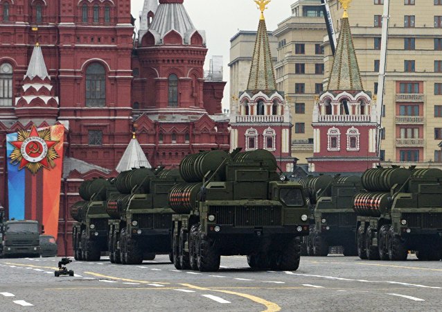 Транспортно-пусковая установка зенитного ракетного комплекса С-400 Триумф на генеральной репетиции военного парада на Красной площади