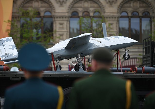 Первый в России ударный беспилотный самолет Корсар на генеральной репетиции военного парада на Красной площади