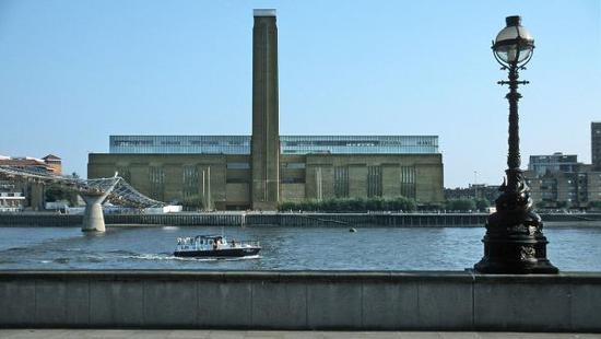 泰晤士河畔的泰特现代美术馆.jpg