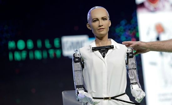 美国汉森机器人公司生产的机器人索菲亚，其“大脑”采用了人工智能和谷歌语音识别技术，能识别人类面部、理解语言、记住与人类的互动。 图片来自网络。.jpg