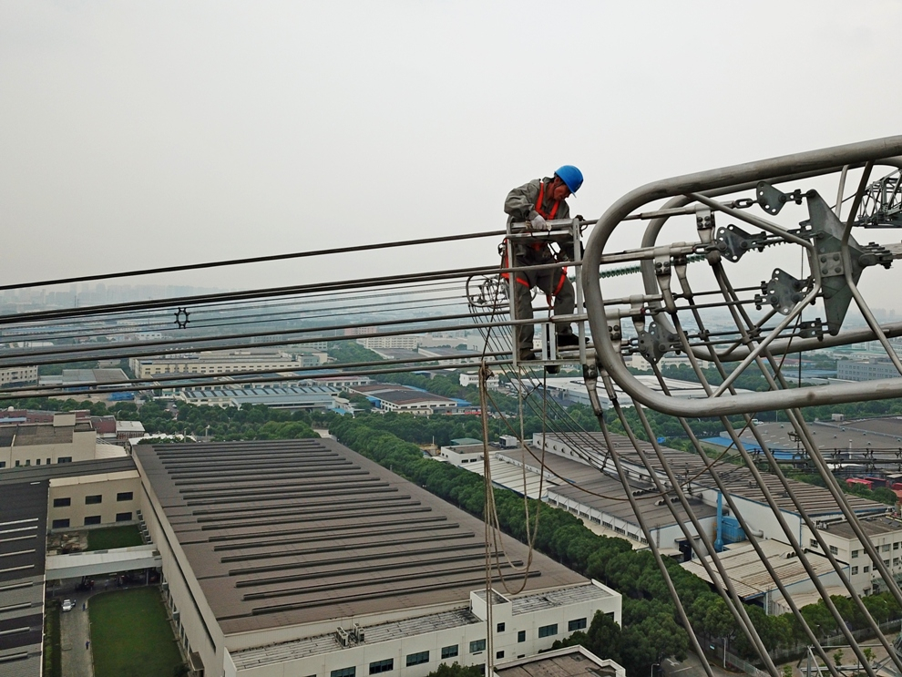 迎峰度夏前国网上海检修公司为特高压输电线路进行探伤无损检查。.jpg