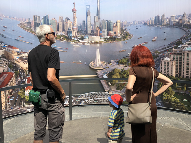 贝尔格莱德市民举家观看“360度上海”体验型图片展.jpg