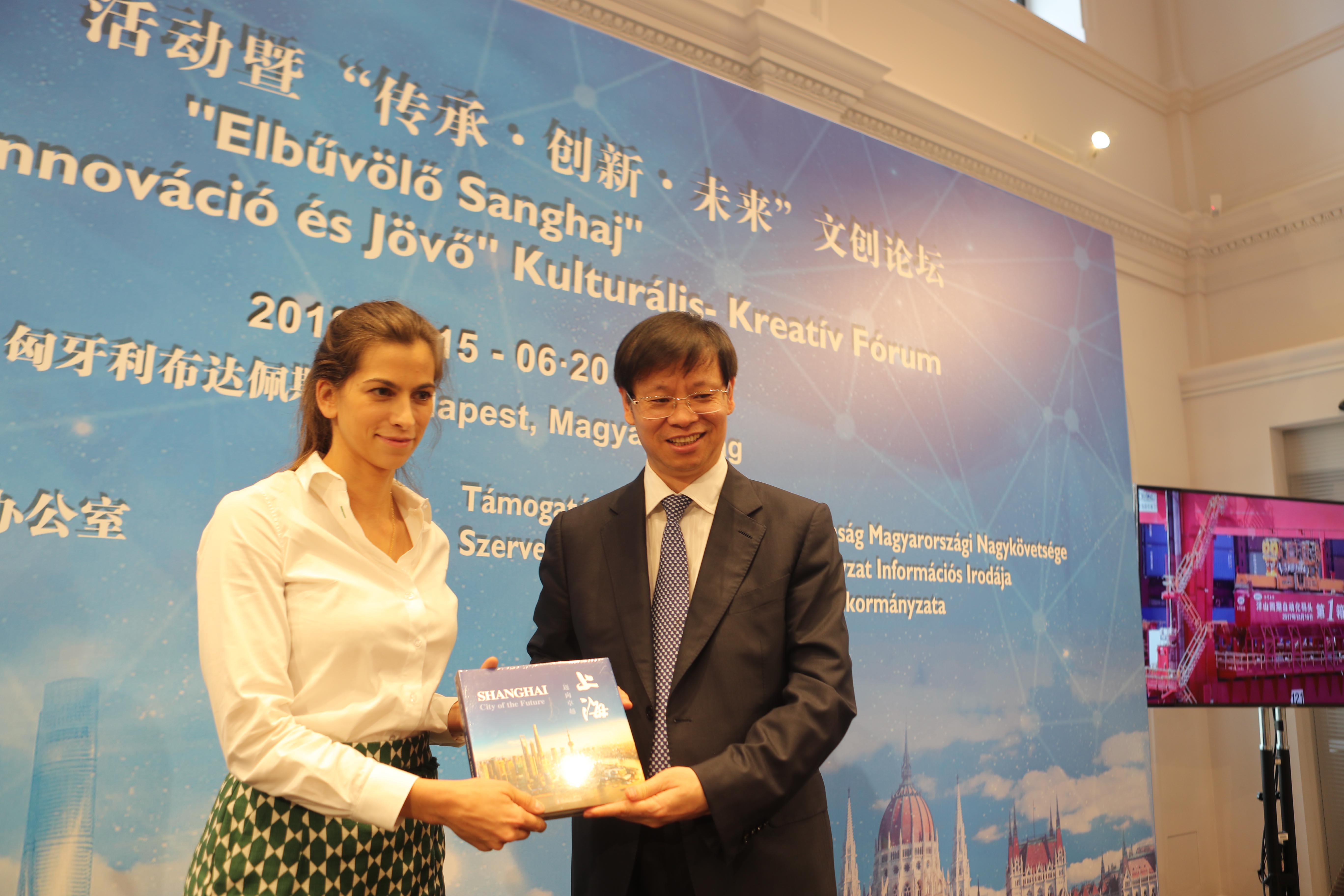 上海市副市长许昆林向布达佩斯副市长亚历山大女士赠送上海城市形象画册.JPG