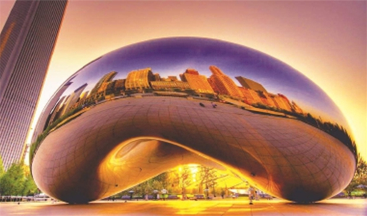 美国芝加哥千禧公园里的雕塑《云门》，可谓全球知名度最高的公共艺术作品之一。它那抛光不锈钢外表将周围错落有致的各种建筑、自然风景以及人们的表情映入其中.jpg