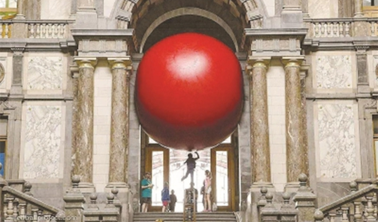 美国艺术家科特·波希克的“大红球”系列公共装置艺术作品。他利用城市建筑的狭小空间来放置大红球，希望原本受到漠视的空间会再次引起人们的注意.jpg
