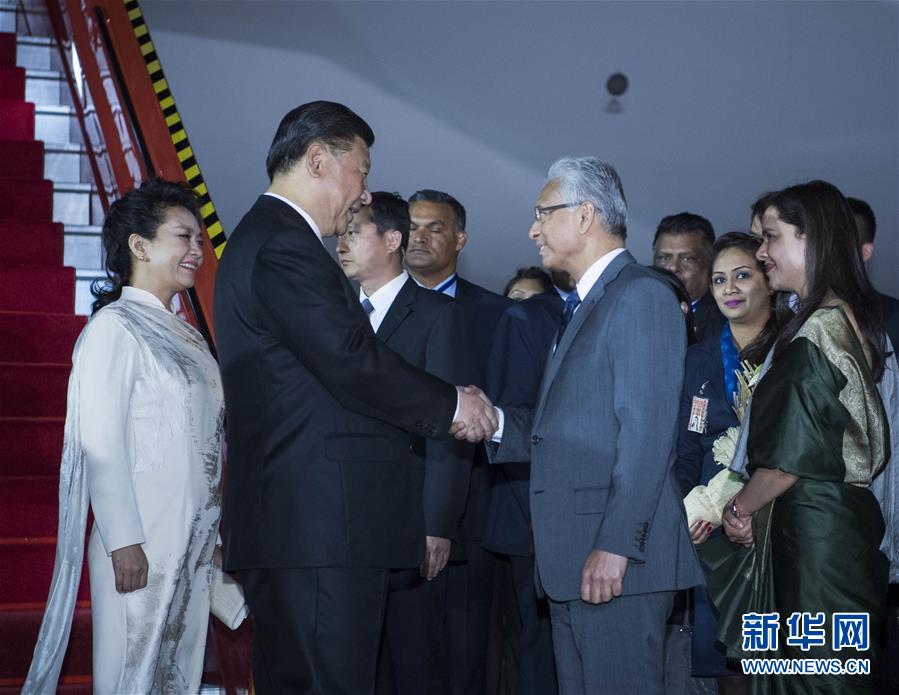 7月27日，国家主席习近平抵达毛里求斯共和国，过境并进行友好访问。习近平和夫人彭丽媛在机场受到毛里求斯总理贾格纳特和夫人科比塔的热情迎接。　新华社记者 李学仁 摄