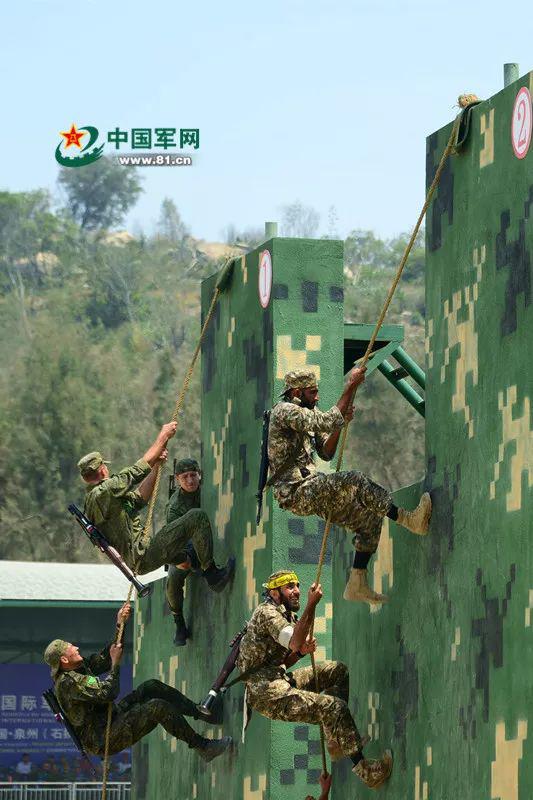 俄罗斯（左）和伊朗（右）参赛队员向障碍物同时发起冲击。闫培 摄