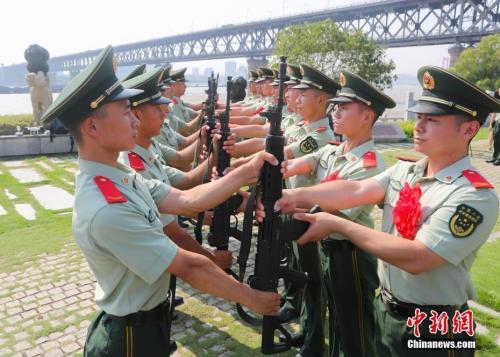 资料图：2017年8月29日，武警湖北省总队武汉市支队组织服役期满即将退伍的老兵“向钢枪、向大桥、向哨位”告别。 中新社记者 张畅 摄