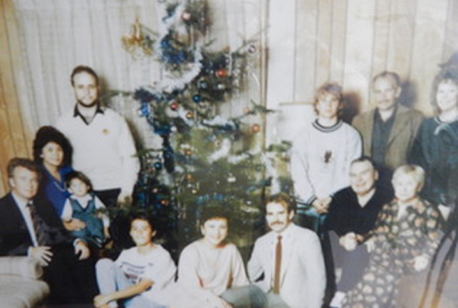1990年，安乐哲（左一）与家人的合影.jpg