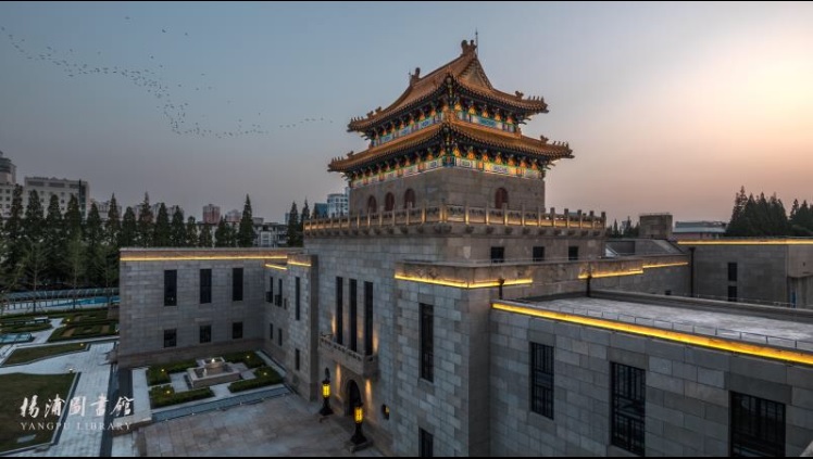 这种在北方常见的中国古代宫殿建筑，在上海并不多见，路过附近的人们忍不住为它驻足，恍惚间还有种穿越的错觉。杨浦区图书馆供图。.jpg