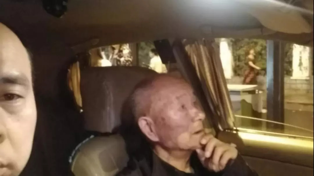 的哥急了，对乘客说：