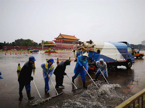 【中国梦•践行者】这样一群早出晚归的“马路天使”，扮靓天安门广场迎国庆丨动图