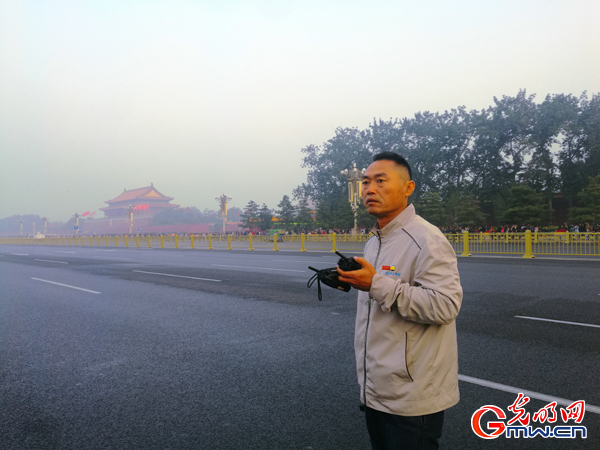【中国梦•践行者】这样一群早出晚归的“马路天使”，扮靓天安门广场迎国庆丨动图