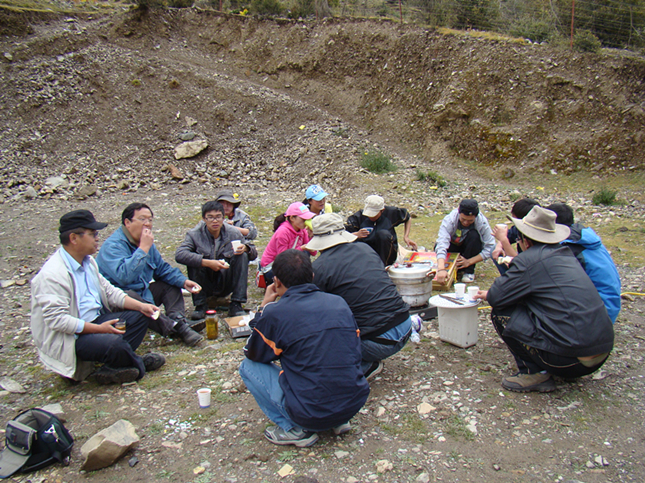 钟扬(左二)等科考队员在科考时野餐.JPG