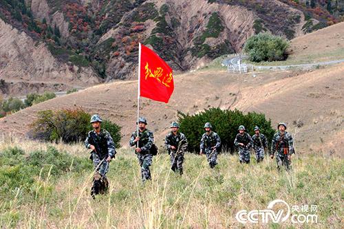 阿拉马力边防连官兵巡逻　（王小英／摄）