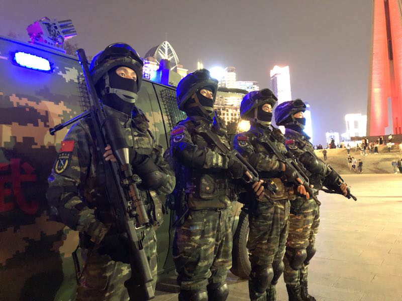 节日彩灯点亮,武警上海总队全面启动国庆安保勤务