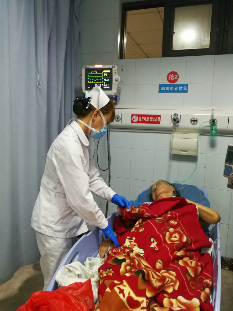 图8：岳阳医院急诊科护士焦敏护理抢救室病人，不敢有丝毫松懈_meitu_11.jpg