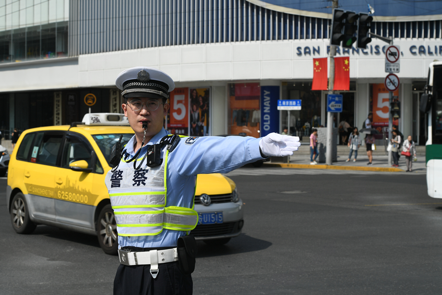 静安分局交警支队一大队警长蒋黎春积极疏导假期返程高峰_副本.jpg