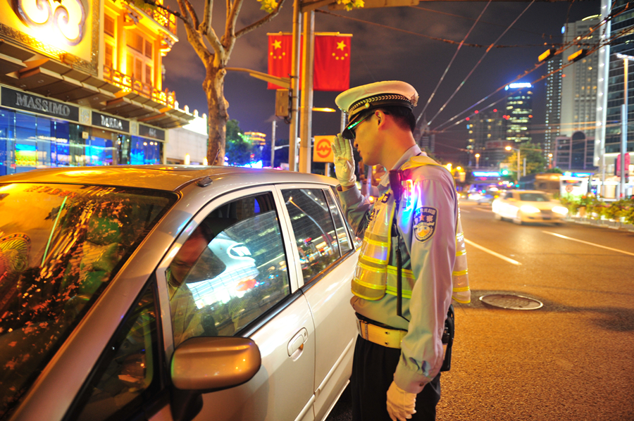 静安分局交警支队民警蒋黎春规范执法，引导违章车辆驶离_副本.jpg