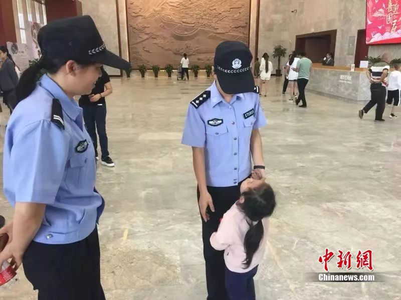  三岁女孩偶遇警察妈妈 杨灵叶 摄
