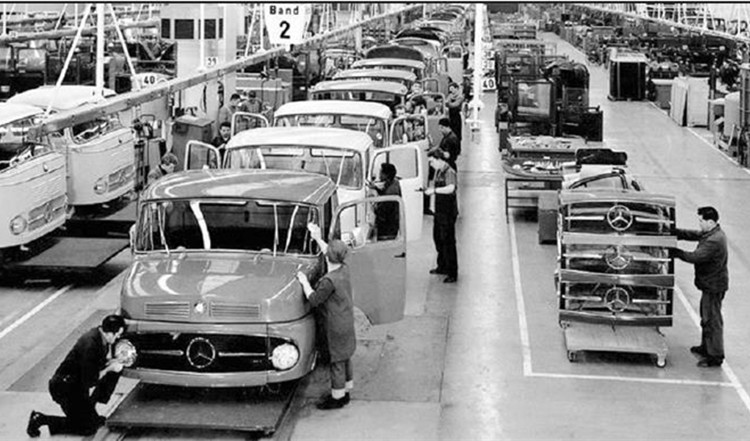 20世纪初，德国奔驰汽车组装厂.jpg