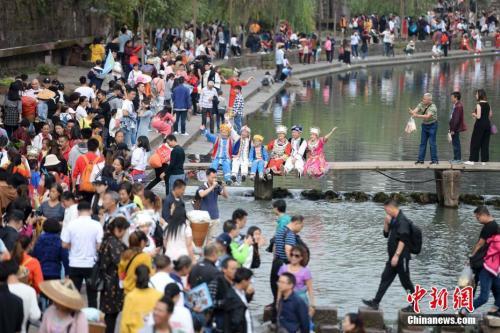 2018年国庆假期，全国共接待国内游客7.26亿人次，同比增长9.43???现国内旅游收入5990.8亿元，同比增长9.04???资料图)杨华峰 摄