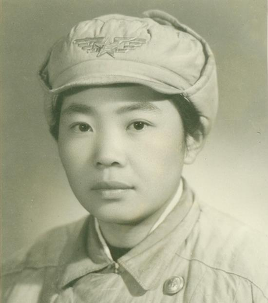 1956年3月，第一批女飞行员陈志英通过考核验收正式担负飞行指挥任务，成为空军航空兵部队的首个女飞行指挥员.jpg