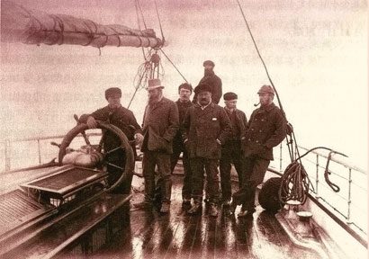 1880年，20岁的柯南道尔（左三）在“希望号”捕鲸船上.jpg