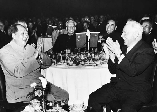 1957年4月15日，毛泽东、刘少奇、周恩来、朱德与来访 的苏联最高苏维埃主席团主席伏罗希洛夫（右）在欢迎酒会上.jpg