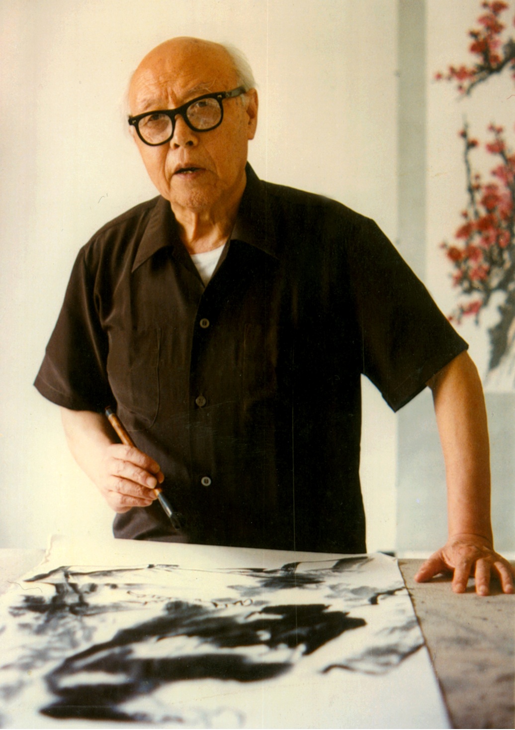 1978年 80岁的苦禅先生在自己的画室作画.jpg
