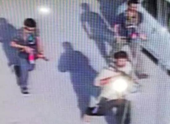  3名武装分子被监控视频拍到的画面