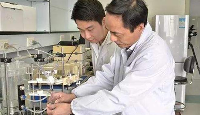 王逸平(右)与同事做实验