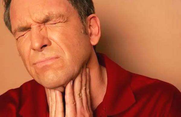声音嘶哑不当回事医生那可能是喉癌的早期表现