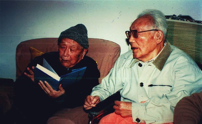 1997年，在杭州汪庄，巴老向黄源赠送《译文全集》的第一套样书_副本.jpg