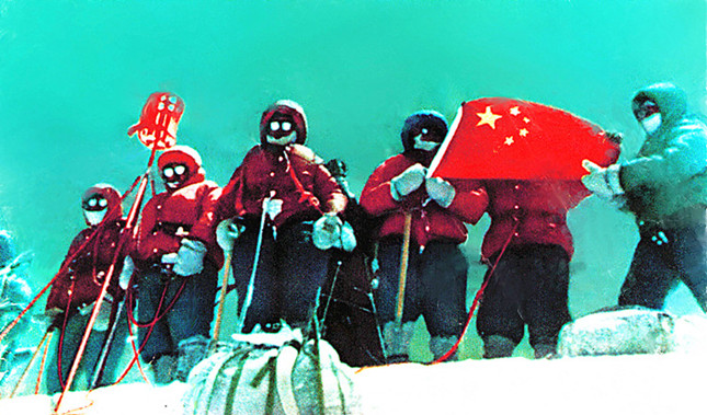 1975年珠峰测量登顶成功。.jpg