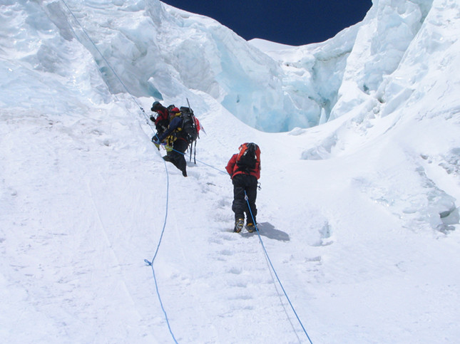 2005年珠峰复测之攀登冰壁（6800米冰壁下，图中右起柏华岗、任秀波、阿旺给吨，摄影者：刘西宁.JPG